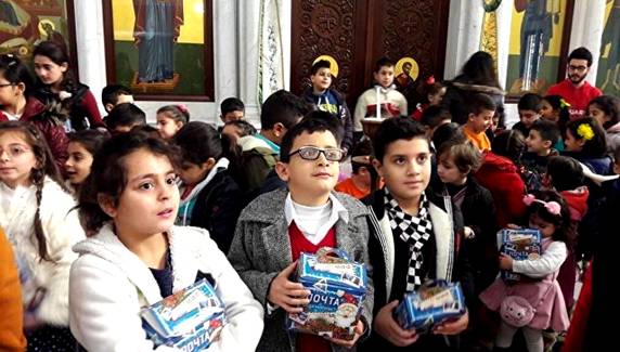 Вручение новогодних подарков от российских школьников сирийским детям. 31 декабря 2017