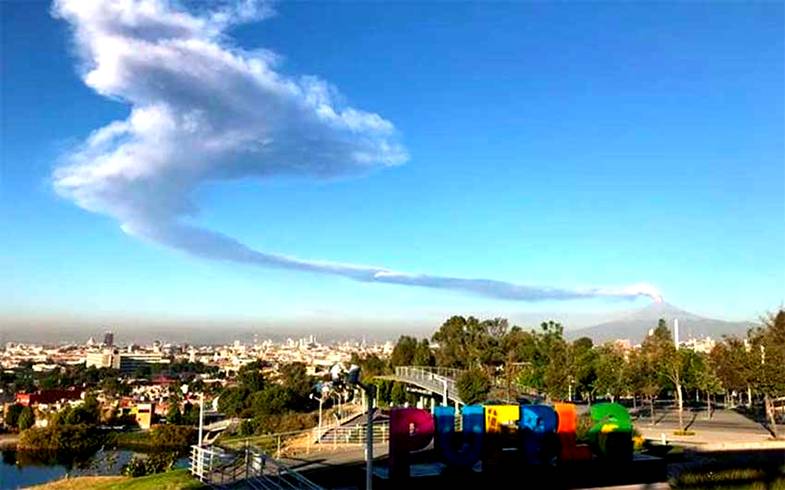 El Popo sends a vapor plume drifting across the skyline.