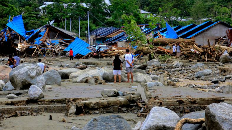 Число жертв наводнений в Индонезии превысило 100