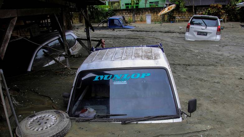 Число жертв наводнений в Индонезии увеличилось до 89