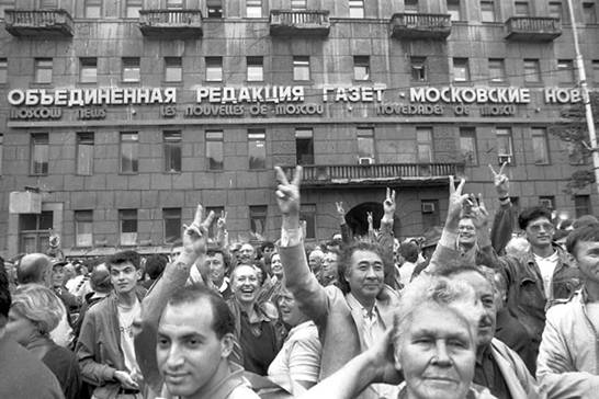 Пушкинская площадь, у стен "Московских новостей". Здесь традиционно узнают последние новости . Фото Дм. Борко