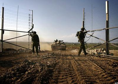 Израильский танк выезжает из сектора Газа через ворота в пограничном ограждении