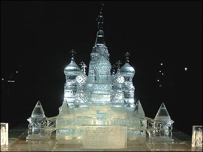 Ледяной собор Василия Блаженного на Трафальгарской площади в Лондоне