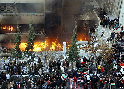 Однако тысячам сирийцев все же удается штурмом взять здание посольства и поджечь его