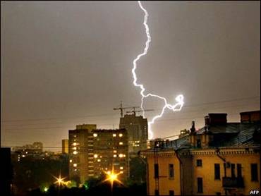 Молния освещает небо российской столицы ранним утром в понедельник