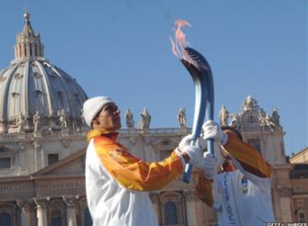 Олимпийский огонь на площади Святого Петра в Риме