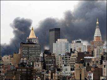 Небо над Манхэттеном заволокло черным дымом - в Бруклине загорелись склады   