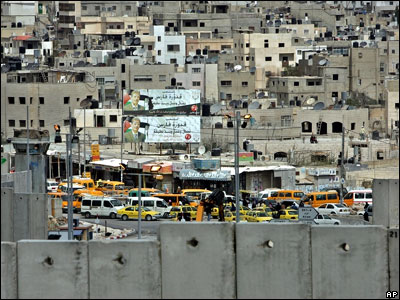 Палестинские машины ждут своей очереди на КПП между Иерусалимом и городом Рамаллой на Западном берегу реки Иордан