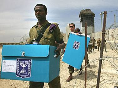 Израильские солдаты несут урны для голосования