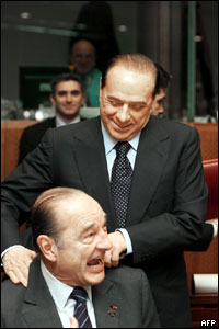 Премьер-министр Италии Сильвио Берлускони прощупывает позиции президента Франции Жака Ширака в ходе саммита ЕС в Брюсселе