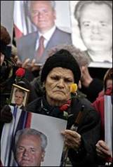 Сторонники Милошевича с его портретами