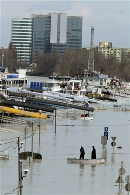 Наводнение в Европе. Фото:  АФП 2006, ATTILA KISBENEDEK.