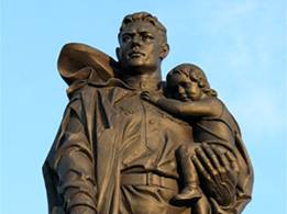 Воин-освободитель со спасенной девочкой на руках  символ ратного подвига и гуманизма советских войнов. 