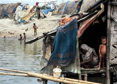 Вода в реках Бангладеш поднялась выше критического уровня, и жители ожидают наводнения