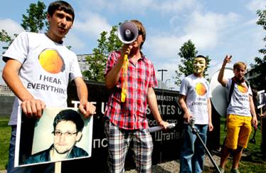Эдвард Сноуден просит убежища у всего света