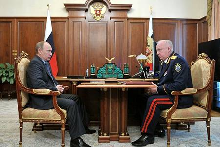 https://upload.wikimedia.org/wikipedia/commons/b/b7/Putin%26Bastrykin.jpg