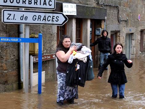 Французы бегут от большой воды. стихия, штормы и тайфуны. Cмотрите онлайн на НТВ